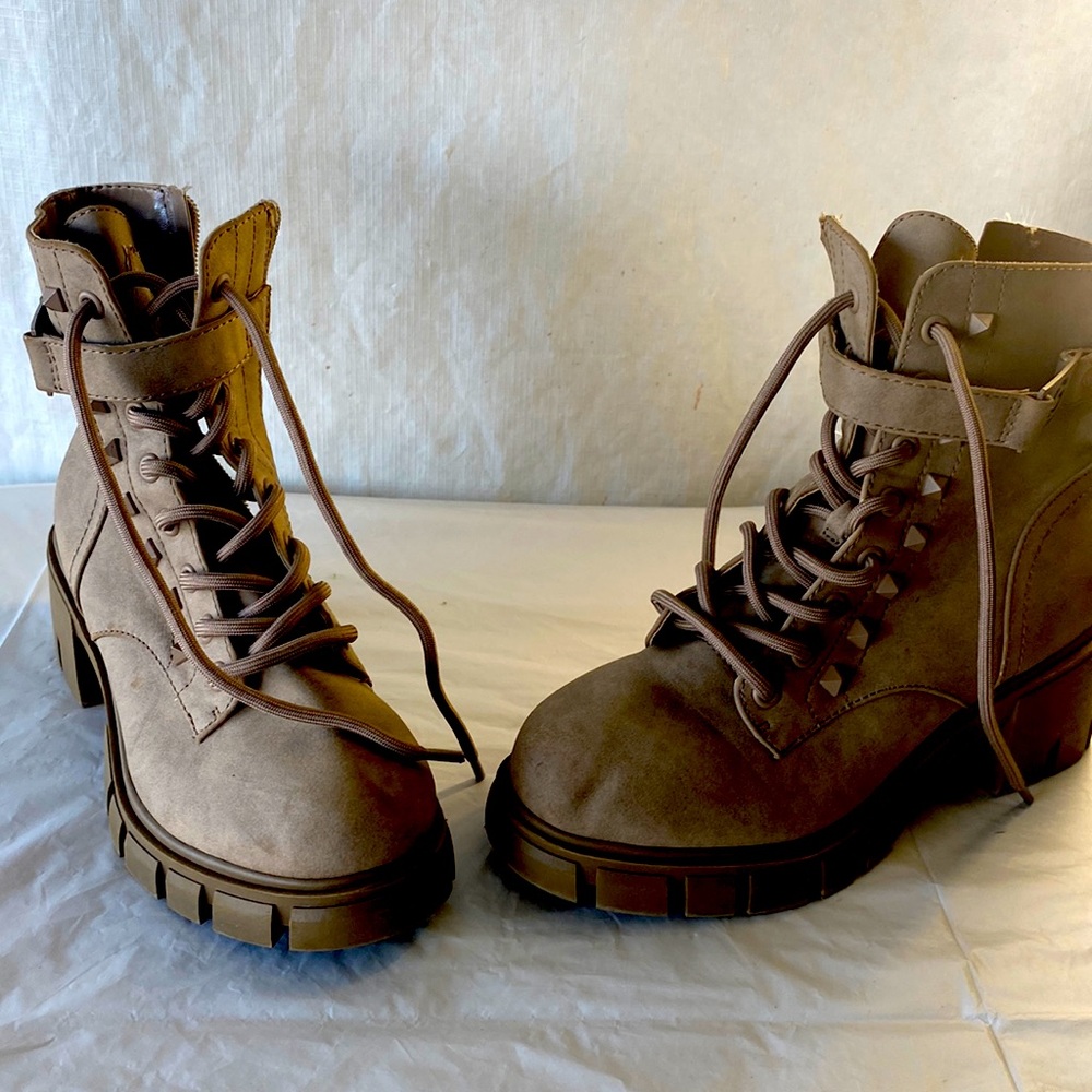 size 6 girls, medium Los Angeles, jean short, brown boot lace up and zipper